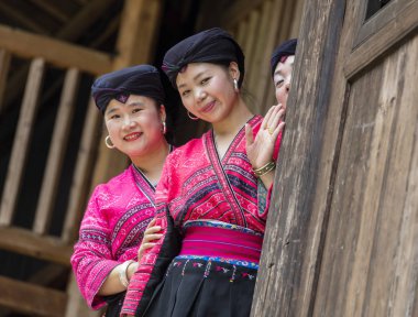 LONGJI, ÇİN - 3 Ağustos 2017: Longji Yao köyündeki kadınlar, Longji Rice Terraces yakınlarında.