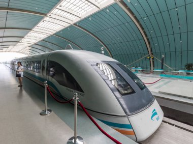 SHANGHAI, CN - 04 Ağustos 2017: Şangay Maglev Treni - Şangay Transrapid. Bu hat, dünyanın ilk ticari olarak işletilen yüksek hızlı manyetik yükselme hattıdır.