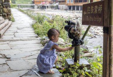 LONGJI, ÇİN - 3 Ağustos 2017: Longji Yao köyündeki insanlar, Longji Rice Terraces yakınlarında.