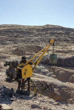 KHAMLIA, MOROCCO - 30 Aralık 2017: Sahra Çölü yakınlarındaki yüzey madeninde çalışan madenciler.