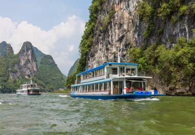 Yangshuo, Çin - 02 Ağustos 2017: Xinping (Yangshuo) yakınlarındaki Li Nehri 'nde tekne.