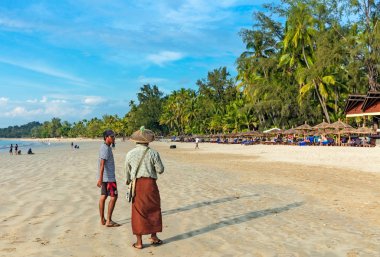 NGAPALI, MYANMAR - 5 HAZİRAN 2017: Palmiye ağaçlarıyla süslenmiş beyaz kumlarıyla Bengal Körfezi 'nin berrak suları Myanmar' ın en önemli plajı olarak haklı bir üne sahiptir..