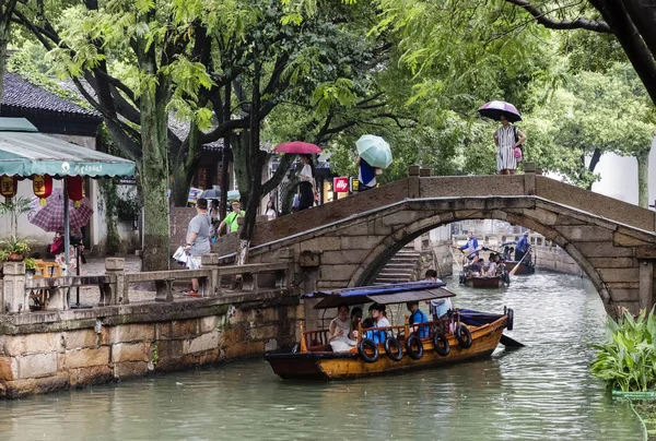 2017年8月5日 中国の水都市トンリ アジアのヴェネツィア 多くの観光客が旧市街と伝統的な中国の生活を見に来るために中国の人気と美しい都市です — ストック写真