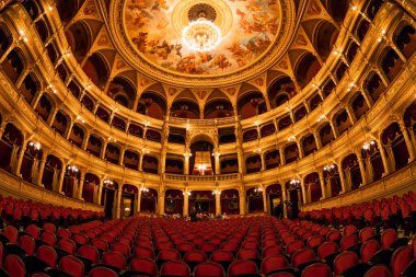 BUDAPEST, HUNGARY - Kasım 27 2016: Mimarın başyapıtlarından biri kabul edilen ve Avrupa 'daki en iyi üçüncü akustiğe sahip Macar Kraliyet Opera Evi. 