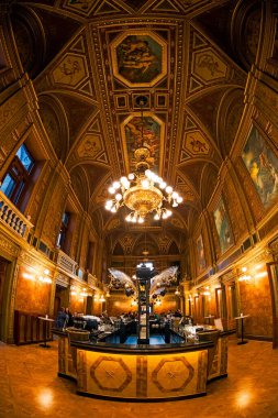 BUDAPEST, HUNGARY - Kasım 27 2016: Mimarın başyapıtlarından biri kabul edilen ve Avrupa 'daki en iyi üçüncü akustiğe sahip Macar Kraliyet Opera Evi. 