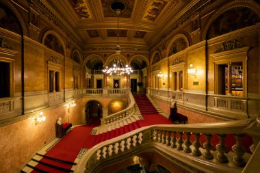 BUDAPEST, HUNGARY - Kasım 27 2016: Mimarın başyapıtlarından biri kabul edilen ve Avrupa 'daki en iyi üçüncü akustiğe sahip Macar Kraliyet Opera Evi. 