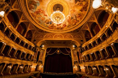 BUDAPEST, HUNGARY - Kasım 27 2016: Mimarın başyapıtlarından biri kabul edilen ve Avrupa 'daki en iyi üçüncü akustiğe sahip Macar Kraliyet Opera Evi. 