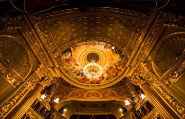 BUDAPEST, HUNGARY - Kasım 27 2016: Mimarın başyapıtlarından biri kabul edilen ve Avrupa 'daki en iyi üçüncü akustiğe sahip Macar Kraliyet Opera Evi. 
