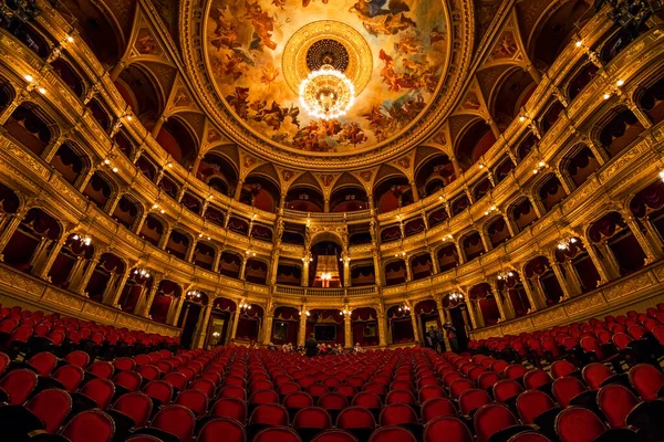BUDAPEST, HUNGARY - Kasım 27 2016: Mimarın başyapıtlarından biri kabul edilen ve Avrupa 'daki en iyi üçüncü akustiğe sahip Macar Kraliyet Opera Evi. 