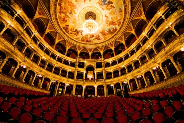 2016年11月27日 匈牙利皇家国家歌剧院 Hungarian Royal State Opera House 的内政 被认为是建筑师的杰作之一 拥有欧洲第三好的音响效果 — 图库照片