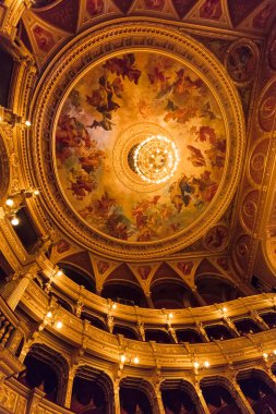BUDAPEST, HUNGARY - Kasım 27 2016: Mimarın başyapıtlarından biri kabul edilen Macar Kraliyet Opera Evi, Avrupa 'daki en iyi üçüncü akustiğe sahip.. 
