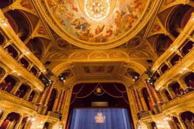 BUDAPEST, HUNGARY - Kasım 27 2016: Mimarın başyapıtlarından biri kabul edilen Macar Kraliyet Opera Evi, Avrupa 'daki en iyi üçüncü akustiğe sahip.. 