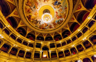 BUDAPEST, HUNGARY - Kasım 27 2016: Mimarın başyapıtlarından biri kabul edilen Macar Kraliyet Opera Evi, Avrupa 'daki en iyi üçüncü akustiğe sahip.. 