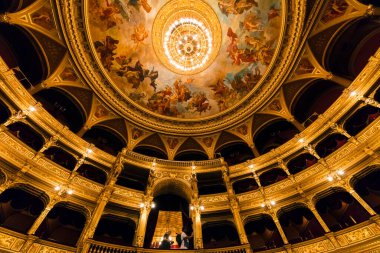 BUDAPEST, HUNGARY - Kasım 27 2016: Mimarın başyapıtlarından biri kabul edilen Macar Kraliyet Opera Evi, Avrupa 'daki en iyi üçüncü akustiğe sahip.. 