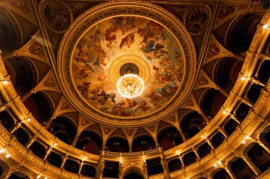 BUDAPEST, HUNGARY - Kasım 27 2016: Mimarın başyapıtlarından biri kabul edilen Macar Kraliyet Opera Evi, Avrupa 'daki en iyi üçüncü akustiğe sahip.. 