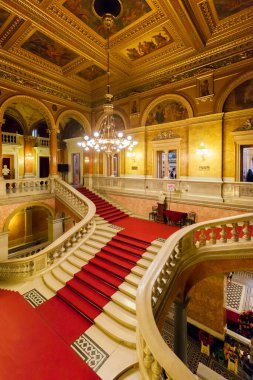 BUDAPEST, HUNGARY - Kasım 27 2016: Mimarın başyapıtlarından biri kabul edilen Macar Kraliyet Opera Evi, Avrupa 'daki en iyi üçüncü akustiğe sahip.. 