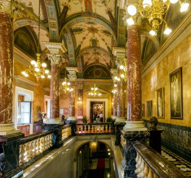 BUDAPEST, HUNGARY - Kasım 27 2016: Mimarın başyapıtlarından biri kabul edilen Macar Kraliyet Opera Evi, Avrupa 'daki en iyi üçüncü akustiğe sahip.. 