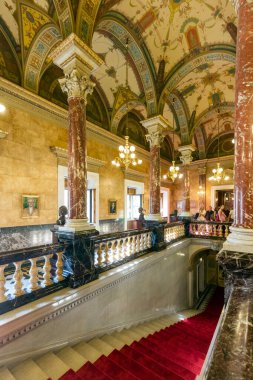 BUDAPEST, HUNGARY - Kasım 27 2016: Mimarın başyapıtlarından biri kabul edilen Macar Kraliyet Opera Evi, Avrupa 'daki en iyi üçüncü akustiğe sahip.. 