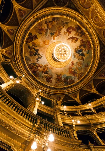 ブダペスト ハンガリー 2016年11月27日 ハンガリー王立歌劇場は 建築家の傑作の一つと見なされ ヨーロッパで3番目に優れた音響を持っています — ストック写真