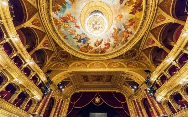 ブダペスト ハンガリー 2016年11月27日 ハンガリー王立歌劇場は 建築家の傑作の一つと見なされ ヨーロッパで3番目に優れた音響を持っています — ストック写真
