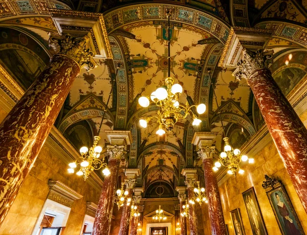 BUDAPEST, HUNGARY - Kasım 27 2016: Mimarın başyapıtlarından biri kabul edilen Macar Kraliyet Opera Evi, Avrupa 'daki en iyi üçüncü akustiğe sahip.. 
