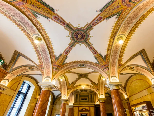 2016年11月27日 匈牙利皇家国家歌剧院 Hungarian Royal State Opera House 被认为是建筑师的杰作之一 拥有欧洲第三好的音响效果 — 图库照片