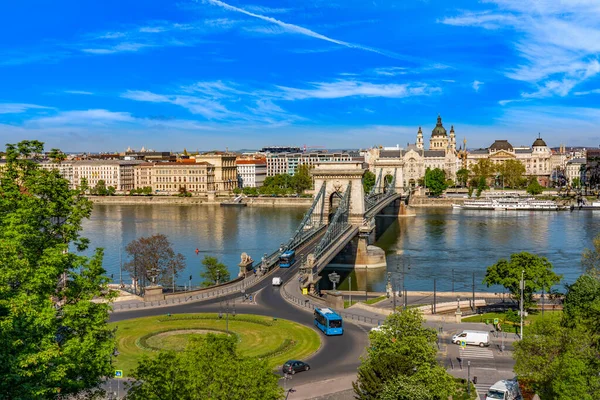 Budapeşte 'nin Zincir Köprüsü ve Magyar Tudomanyos Akademisi (Bilim Akademisi) binasıyla panoramik görüntüsü