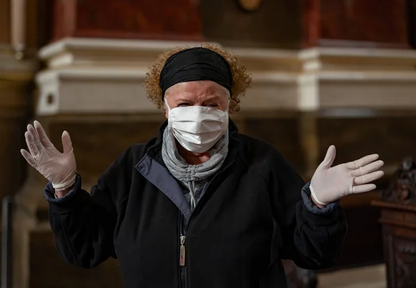 Mujer Mayor Con Guantes Máscara Rezando Una Iglesia — Foto de Stock