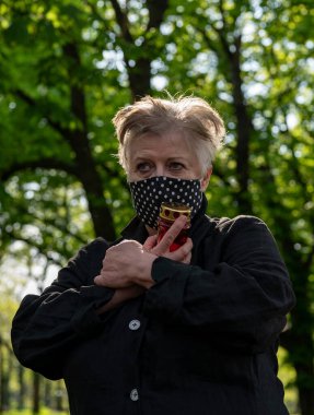 Mezarlık maskeli yaşlı kadın.