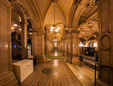 Vienna, AUSTRIA - 30 Kasım 2016: Viyana Devlet Opera Evi. Wiener Staatsoper yılda yaklaşık 300 gösteride 50-70 opera ve bale sahnelemektedir..
