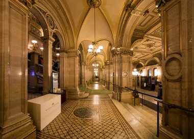 Vienna, AUSTRIA - 30 Kasım 2016: Viyana Devlet Opera Evi. Wiener Staatsoper yılda yaklaşık 300 gösteride 50-70 opera ve bale sahnelemektedir..