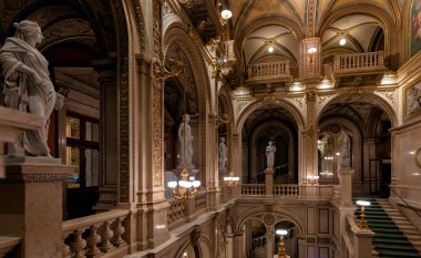 Vienna, AUSTRIA - 30 Kasım 2016: Viyana Devlet Opera Evi. Wiener Staatsoper yılda yaklaşık 300 gösteride 50-70 opera ve bale sahnelemektedir..