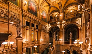 Vienna, AUSTRIA - 30 Kasım 2016: Viyana Devlet Opera Evi. Wiener Staatsoper yılda yaklaşık 300 gösteride 50-70 opera ve bale sahnelemektedir..