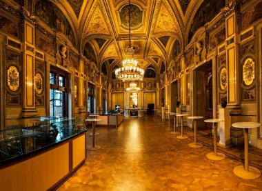 Vienna, AUSTRIA - 30 Kasım 2016: Viyana Devlet Opera Evi. Wiener Staatsoper yılda yaklaşık 300 gösteride 50-70 opera ve bale sahnelemektedir..