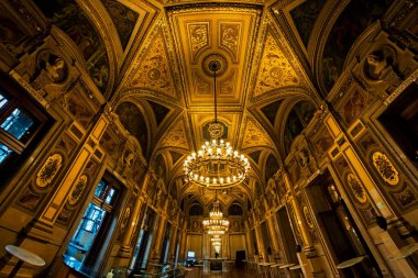 Vienna, AUSTRIA - 30 Kasım 2016: Viyana Devlet Opera Evi. Wiener Staatsoper yılda yaklaşık 300 gösteride 50-70 opera ve bale sahnelemektedir..