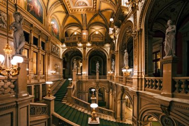 Vienna, AUSTRIA - 30 Kasım 2016: Viyana Devlet Opera Evi. Wiener Staatsoper yılda yaklaşık 300 gösteride 50-70 opera ve bale sahnelemektedir..