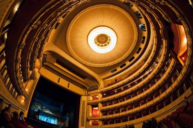 Vienna, AUSTRIA - 30 Kasım 2016: Viyana Devlet Opera Evi. Wiener Staatsoper yılda yaklaşık 300 gösteride 50-70 opera ve bale sahnelemektedir..