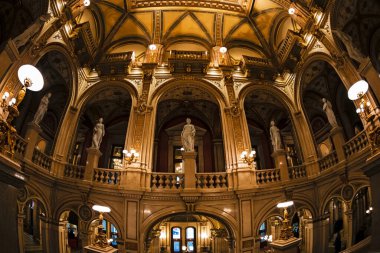 Vienna, AUSTRIA - 30 Kasım 2016: Viyana Devlet Opera Evi. Wiener Staatsoper yılda yaklaşık 300 gösteride 50-70 opera ve bale sahnelemektedir..