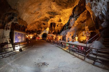 Kuala Lumpur, Malezya - 7 Ocak 2016: Malezya 'daki Batu Mağaraları kompleksindeki mağaralardan birinde heykeller