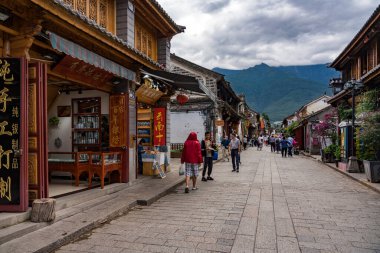 Dali, Çin - 10 Ağustos 2019: Dali Antik Kenti 'nde (Dali Eski Kenti) kimliği belirsiz insanlar. Dali Kasabası, Yunnan, Çin.