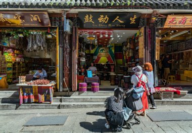Dali, Çin - 10 Ağustos 2019: Dali Antik Kenti 'nde (Dali Eski Kenti) kimliği belirsiz insanlar. Dali Kasabası, Yunnan, Çin.