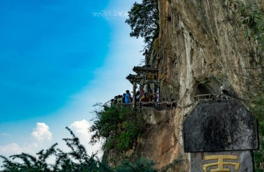 Kunming, Çin-13 Ağustos 2019: Kunming, Longmen Grotto, Xishan Orman Parkı, Kunming, Yunnan Çin 'deki tarihi yapıları ziyaret etmek zorundadır.