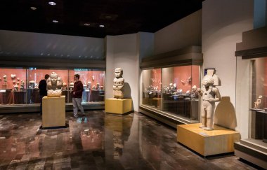 MEXICO CITY - 26 Aralık 2015: Mexico City 'deki Ulusal Antropoloji Müzesi - Meksika' nın en çok ziyaret edilen müzesi.