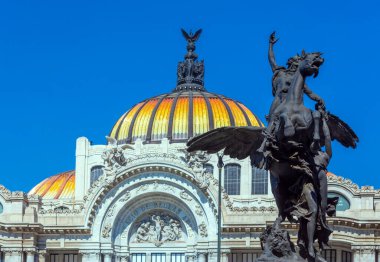 Güzel eski tarihi bina 