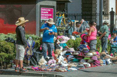 Pazardaki bir grup insan.