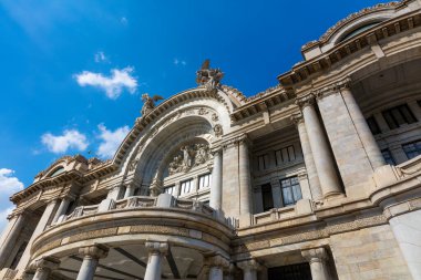 Paris 'teki binanın ön cephesi.