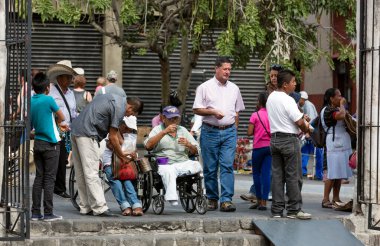 Şehirdeki bir grup insan