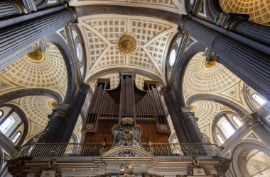 Meksika 'daki eski Hıristiyan kilisesinin içinde.