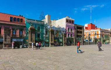 San Giorgio de la garde ve turist kentindeki eski kasaba meydanı manzarası