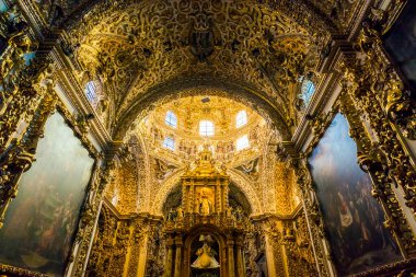 Meksika 'daki eski Hıristiyan kilisesinin içinde.